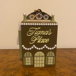 Tiana B&BW hand sanitizer holder